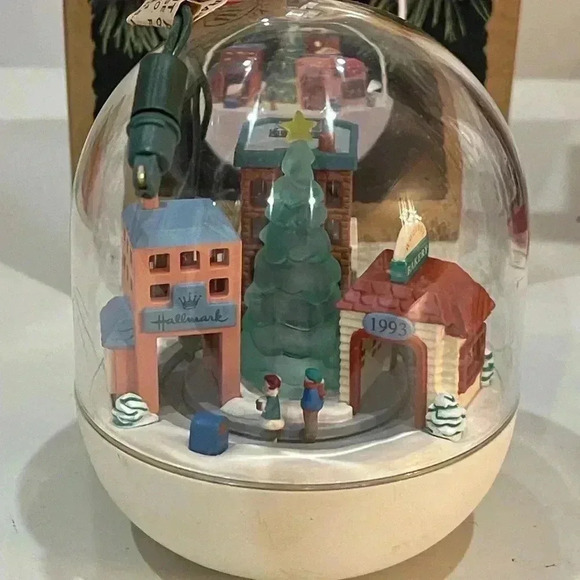 Hallmark vintage KEEPSAKE set of two Christmas ornaments in new like condition - Picture 3 of 5